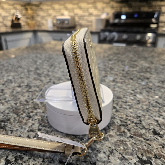 Coach Long Zip Around Wallet / Wristlet NWT - Picture 5 of 7